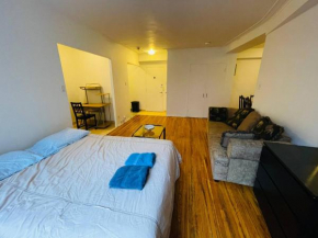 Stylish Montreal Apartment Comfortable Stay in the Golden Square Mile